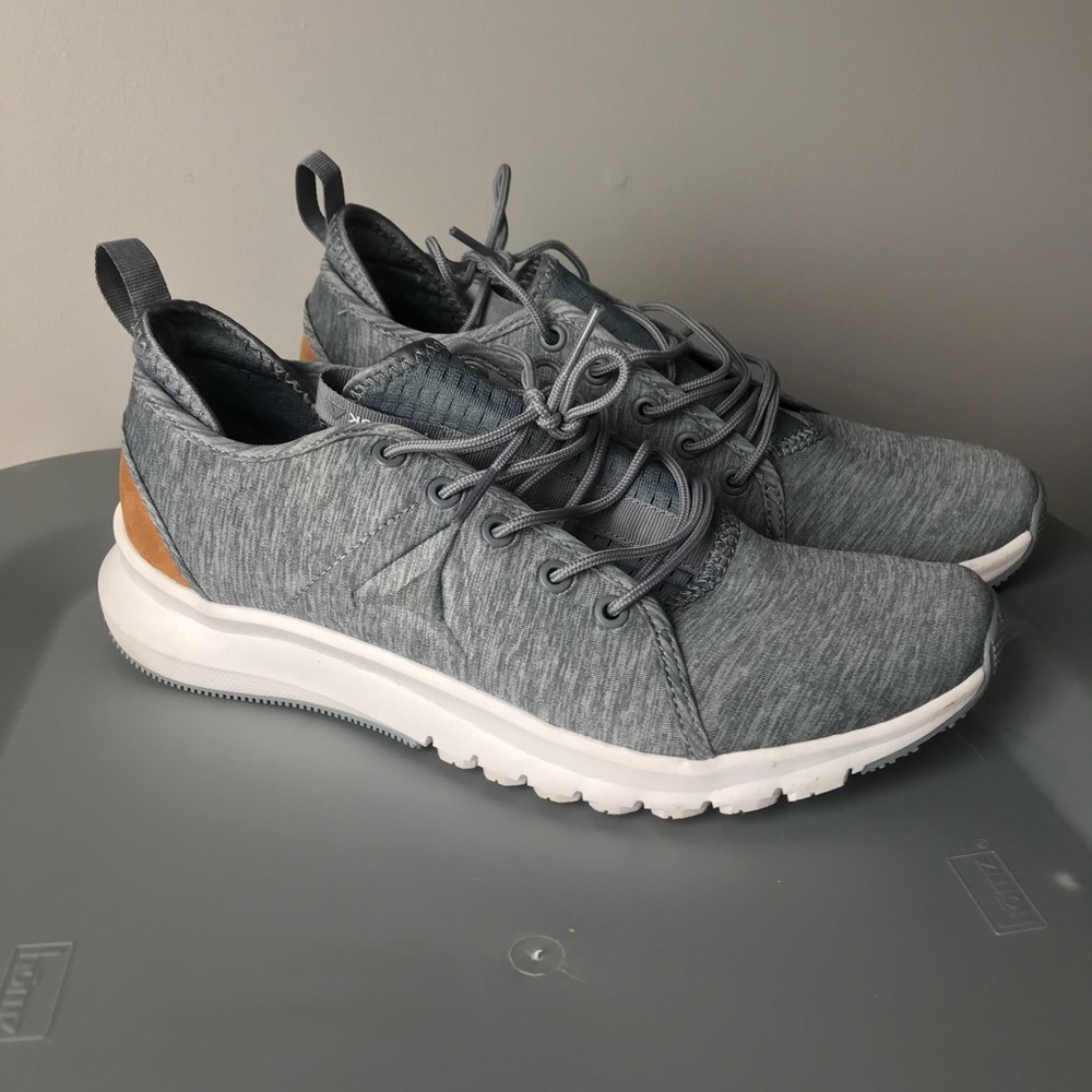 Reebok 7.5 gray sneakers